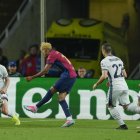 El delantero del Barcelona Lamine Yamal anota el primer gol del equipo durante el encuentro correspondiente a la ida de las semifinales de la Liga de Campeones que disputan FC Barcelona e Inter en el estadio Olímpico Lluis Company, en Barcelona. EFE/ Alejandro Garcia