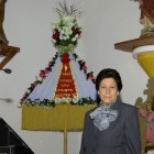 Upe, una de las vecinas que ha vestido el ramo para la Cruz de Mayo en Villamoratiel de las Matas.