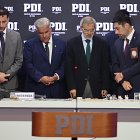 Fotografía cedida por la Policía de Investigaciones de Chile (PDI) del ministro de Seguridad Pública, Luis Cordero (2d), junto al fiscal regional metropolitano Occidente, Marcos Pastén (2i), y autoridades policiales este miércoles, durante la presentación de evidencia en el marco de la llamada ´Operación Pennsylvania´, en Santiago (Chile). EFE/ Policía de Investigaciones de Chile