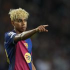 El delantero del FC Barcelona, Lamine Yamal, durante el encuentro correspondiente a la ida de las semifinales de la Liga de Campeones que disputaron FC Barcelona e Inter en el estadio Olímpico Lluis Company, en Barcelona. EFE / Alejandro García.