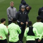El entrenador del Betis (c), el chileno Manuel Pellegrini, habla con sus jugadores durante el entrenamiento realizado esta mañana de miércoles en Sevilla previo al partido que disputará ante la Fiorentina italiana mañana jueves en el Benito Villamarín de la capital hispalense, el primer asalto en busca de la gran final de la Liga Conferencia. EFE/Julio Muñoz