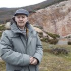 Javier Castroviejo, frente a la mina de Oville, en Boñar.