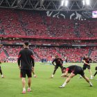 Los jugadores del Athletic durante el calentamiento previo al partido de ida de las semifinales de la Liga Europa que Athletic Club y Manchester United disputan este jueves en el estadio de San Mamés, en Bilbao. EFE/Luis Tejido