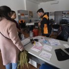 Varias personas se disponen a comprar bombonas de butano.
