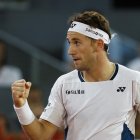 El tenista noruego Casper Ruud ante el argentino Francisco Cerúndolo durante el partido de semifinales individual masculino del Mutua Madrid Open que disputan este viernes, en las instalaciones de la Caja Mágica en Madrid. EFE/ Chema Moya