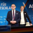 Alice Weide junto a Tino Chrupalla en una conferencia de prensa en Berlín.