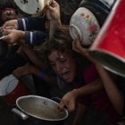 Imagen de niños pegándose por un poco de comida.