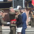 Mongío Bergua coloca la boina a uno de los tres artilleros de honor.  El acto del 2 de mayo también se celebró en Santocildes.