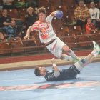 Carlos Álvarez no tuvo su día con los penaltis, pero supo meterse al público en el bolsillo con entrega y sacrificio.