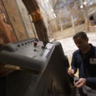 La Capilla Sixtina del Vaticano se prepara este viernes, 2 de mayo de 2025, para el cónclave del que saldrá el sucesor de Francisco y los técnicos se afanan para que todo esté listo, instalando las mesas en las que votarán los cardenales o la estufa en la que los cardenales quemarán sus votos secretos, además de otros retoques.
EFE/ Francesco Sforza / VATICAN MEDIA / ***SOLO USO EDITORIAL/SOLO DISPONIBLE PARA ILUSTRAR LA NOTICIA QUE ACOMPAÑA (CRÉDITO OBLIGATORIO)***