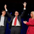 SYDNEY (Australia), 03/05/2025.- Australian Prime Minister Anthony Albanese, Partner Jodie Haydon and son Nathan acknowledge the crowd at the Labor Election Night function for the 2025 Federal Election in Sydney, Australia, 03 May 2025. (Elecciones) EFE/EPA/LUKAS COCH AUSTRALIA AND NEW ZEALAND OUT
