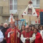 El obispo preside la procesión en Grajalejo de la Matas.  Participantes en la procesión.