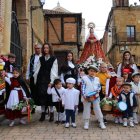 Niños, niñas, y mayores se visten de pastores para acompañar a la virgen.