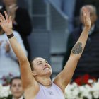La tenista bielorrusa Aryna Sabalenka celebra tras vencer a la estadounidense Coco Gauff en la final individual femenina del Mutua Madrid Open de tenis disputado este sábado en la Caja Mágica, en Madrid. EFE/Chema Moya
