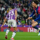 El centrocampista del Valladolid Anuar Mohamed Tuhami pelea un balón ante el lateral del Barcelona Héctor Fort (d) durante el partido de LaLiga de fútbol que Real Valladolid y FC Barcelona disputan en el estadio José Zorrilla. EFE/R. García
