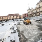 Los trabajos de la reurbanización avanzan en el interior de la zona más al norte de la Plaza Mayor.  El pasillo de paso hacia Santa Cruz será la siguiente fase de la obra junto a los soportales.