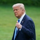 El presidente de Estados Unidos, Donald Trump, al saludar a la prensa, el pasado 1 de mayo, en los jardines de la Casa Blanca, en Washington DC (EE.UU.). EFE/Will Olíver