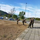 Trabajadores de la Escuela Taller en las tareas de jardinería.