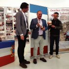 Fernández (d) en la presentación del camino Lebaniego.