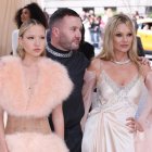 Imagen de archivo de Kate Moss (dcha) con un vestido de estilo lencero junto a su hija Lila Grace Moss y Kim Jones en una Met Gala en Nueva York. EFE/EPA/JUSTIN LANE