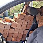 La Policía Local de Castilleja de la Cuesta (Sevilla) ha interceptado a un conductor que llevaba su coche completamente abarrotado de ladrillos sin ninguna medida de seguridad, además de comprobar los agentes que carecía de carné de conducir. EFE/Policía Local de Castilleja de la Cuesta / SOLO USO EDITORIAL/SOLO DISPONIBLE PARA ILUSTRAR LA NOTICIA QUE ACOMPAÑA (CRÉDITO OBLIGATORIO)