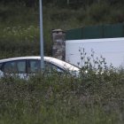 Imagen de archivo del exterior de la vivienda en la que la Policía Local de Oviedo detuvo a un matrimonio por tener encerrados durante cuatro años y en condiciones insalubres a sus tres hijos menores, dos gemelos de 8 años y otro niño de 10. EFE/ J.L.Cereijido