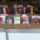 Un puesto en la feria del libro.
