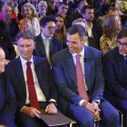 Sánchez con el presidente del Cercle d'Economia, el ministro Hereu y Salvador Illa, ayer.