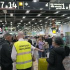 Viajeros reciben instrucciones ayer, en la Estación de Sants de Barcelona.
