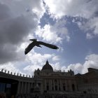 Un ave sobrevuela la Plaza de San Pedro durante la reunión de cardenales.