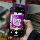 Una persona consulta una aplicación en su teléfono. EFE/ Paolo Aguilar