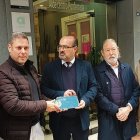 Alonso y Morala con la placa de la Ciudad del Dolar.
