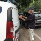 El español Joan Giralt Doya, de 63 años, se encuentra varado en Nueva Delhi, a la espera de continuar su vuelta al mundo en furgoneta.-EFE/ Juan Verano