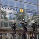 Cámaras de televisión ante la Ciudad de la Justicia donde interroga la jueza de la dana.