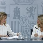  Yolanda Díaz (d) junto a la portavoz Pilar Alegría tras el Consejo de Ministros.