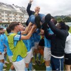 Adrián Benavides, manteado por la plantilla del Viveiro CF al lograr la permanencia.