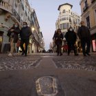Gente paseando por la Calle Ancha de León.