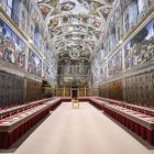 Los 133 cardenales que elegirán al nuevo papa se encerrarán en la Capilla Sixtina, ante el fresco de Juicio Final de Miguel Ángel.
