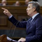 El líder del PP, Alberto Núñez Feijóo, toma el turno de palabra tras la comparecencia del presidente del Gobierno, Pedro Sánchez, ante el pleno del Congreso para informar del plan de defensa y del apagón masivo del 28 de abril. EFE/ Juan Carlos Hidalgo