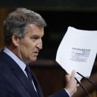 El líder del PP, Alberto Núñez Feijóo toma el turno de palabra tras la comparecencia del presidente del Gobierno, Pedro Sánchez, ante el Pleno del Congreso para informar del plan de defensa y del apagón masivo del 28 de abril. EFE/ J.J. Guillén