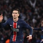 El jugador español del PSG Fabian Ruiz celebra el 1-0 durante el partido de vuelta de la UEFA Champions League jugado en el Parque de los Príncipes en París, Francia. EFE/EPA/CHRISTOPHE PETIT TESSON