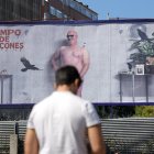 Cartel publicitario contratado en A Coruña por el artista Enrique Tenreiro, que pintó en octubre de 2018 la tumba de Franco en el Valle de Cuelgamuros y ahora, en busca de la paz, ha ideado una campaña en la que se desnuda contra los que denomina "halcones" y frente a las guerras. EFE/Cabalar