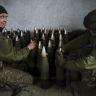 Militares ucranianos de la unidad de artillería del 425º Regimiento de Asalto Separado mantienen su posición cerca de Pokrovsk, en la región de Donetsk, este de Ucrania, en una imagen de archivo. EFE/EPA/SERGEY SHESTAK