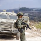 Imagen de archivo de un soldado de las Fuerzas de Defensa de Israel, que custodia un vehículo en territorio del sur de Líbano. EFE/Alejandro Ernesto