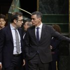 Pedro Sánchez y el ministro de Economía, Carlos Cuerpo, en el Congreso.