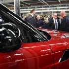 Starmer habla con empleados de la planta de Jaguar Land Rover en West Midland.