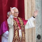 Ciudad del Vaticano (Estado del Vaticano) 08/05/2025.- El nuevo papa León XIV, el estadounidense Robert Francis Prevost, dedica unas palabras en español en su primera aparición al mundo como pontífice para recordar a su "querida" diócesis de Chiclayo, en Perú. EFE/EPA/ALESSANDRO DI MEO