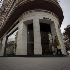 Fachada de la tienda de Zara que la multinacional textil Inditex posee entre las calles Juan Flórez y Avenida de Arteixo de A Coruña, primer emplazamiento de la compañía fundada en 1975 por Amancio Ortega. EFE/Cabalar