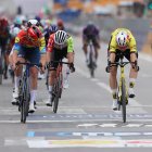 El danés Pedersen (i) cruza la linea de meta de la primera etapa del Giro de Italia por delante del belga Wout Van Aert EFE/EPA/GEORGI LICOVSKI