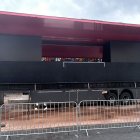 Montaje de la infraestructura de la Vuelta en La Robla.